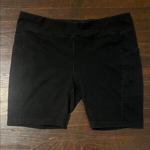 Terra & Sky Women's Black Shorts 2X